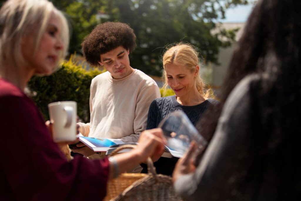 Deux chiots souriants